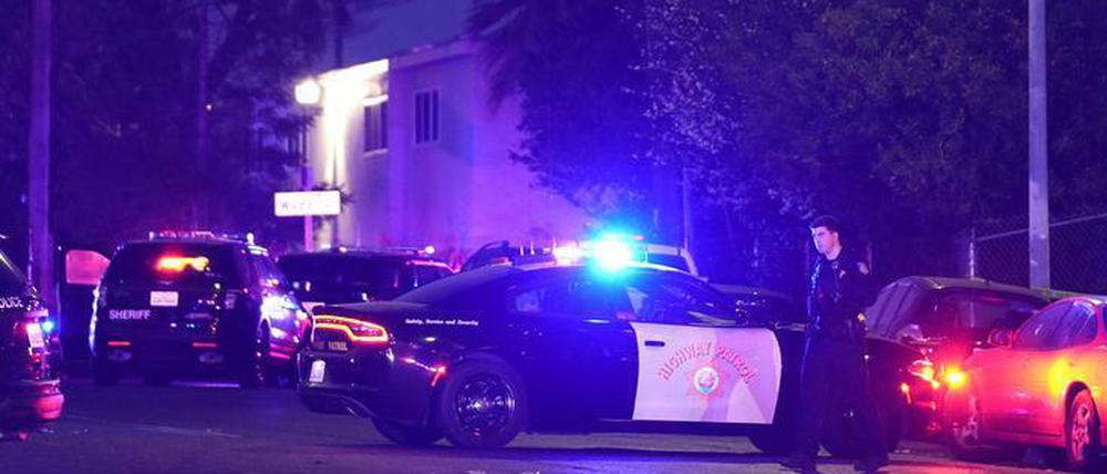 Polizeifahrzeuge mehrerer Behörden blockieren eine Straße in der Nähe des Tatorts einer Schießerei in Sacramento.