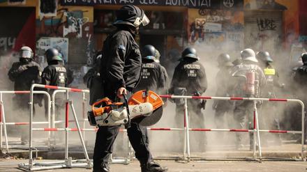 Nicht nur bei Corona-Demonstrationen, auch bei Einsätzen wie dem an der Rigaer Straße 94 kam es vergangenes Jahr zu Angriffen auf Polizisten.