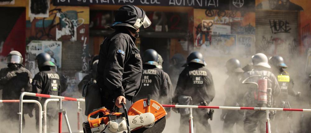 Nicht nur bei Corona-Demonstrationen, auch bei Einsätzen wie dem an der Rigaer Straße 94 kam es vergangenes Jahr zu Angriffen auf Polizisten.