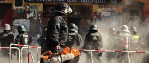 Nicht nur bei Corona-Demonstrationen, auch bei Einsätzen wie dem an der Rigaer Straße 94 kam es vergangenes Jahr zu Angriffen auf Polizisten.