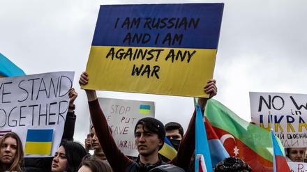 Auch Russen sind gegen den Krieg – und zeigen das. Hier auf einer Demonstration in Istanbul.