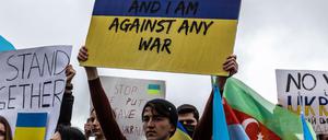 Auch Russen sind gegen den Krieg – und zeigen das. Hier auf einer Demonstration in Istanbul.
