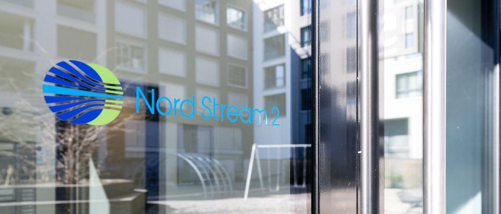 Ein Nord Stream 2-Logo ist auf einer verspiegelten Glasfront des Schweizer Hauptsitzes des Unternehmens zu sehen.