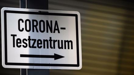 Ein Schild weist den Weg zu einen Corona-Testzentrum.
