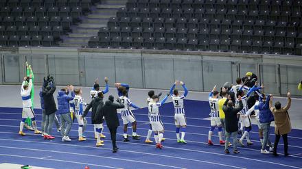 Hoch die Hände, Wochenende! Die Zeiten, da Hertha BSC Siege mit einer La Ola vor der leeren Ostkurve feiern musste, sind erst einmal vorbei. Jetzt fehlt Hertha nur noch eins: endlich mal wieder ein Sieg.