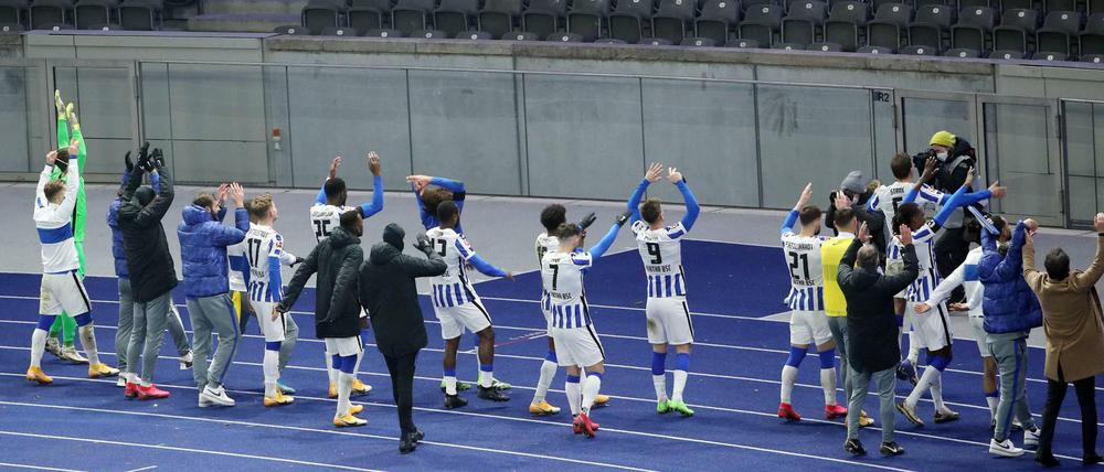 Hoch die Hände, Wochenende! Die Zeiten, da Hertha BSC Siege mit einer La Ola vor der leeren Ostkurve feiern musste, sind erst einmal vorbei. Jetzt fehlt Hertha nur noch eins: endlich mal wieder ein Sieg.