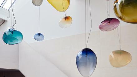 Die Leuchten im Atelier von Simone Lüling bilden ein eigenes Universum.