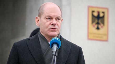 Bundeskanzler Olaf Scholz gibt ein Pressestatement bei seinem Antrittsbesuch des Einsatzführungskommando der Bundeswehr in Schwielowsee.