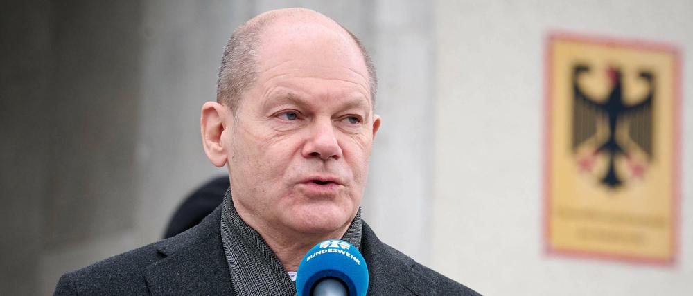 Bundeskanzler Olaf Scholz gibt ein Pressestatement bei seinem Antrittsbesuch des Einsatzführungskommando der Bundeswehr in Schwielowsee.