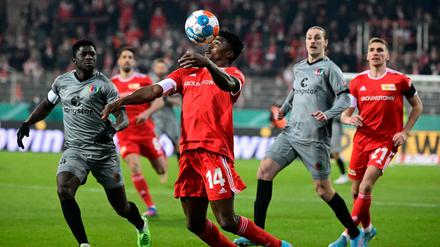 Volle Konzentration. Taiwo Awoniyi vom 1. FC Union hat den Ball genau im Blick.