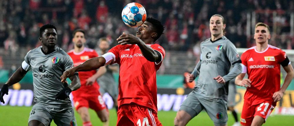 Volle Konzentration. Taiwo Awoniyi vom 1. FC Union hat den Ball genau im Blick.