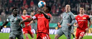 Volle Konzentration. Taiwo Awoniyi vom 1. FC Union hat den Ball genau im Blick.