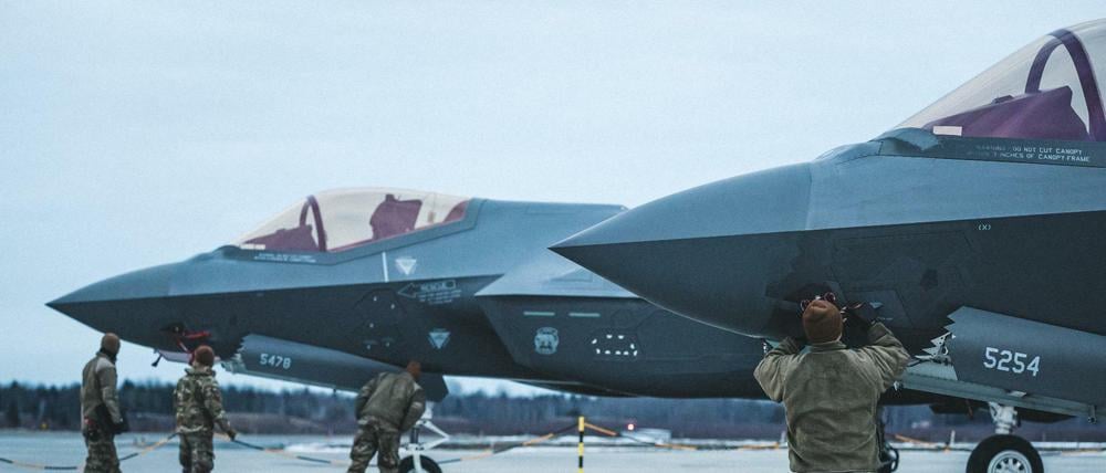 Zwei F-35 der US Air Force, die im Februar nach Estland verlegt worden sind.