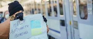 Am Berliner Hauptbahnhof empfangen Helfer:innen die Geflüchteten aus der Ukraine.