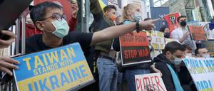Demonstration für die Ukraine in Taipeh. Die USA haben Taiwan erneut Unterstützung gegen China zugesichert.
