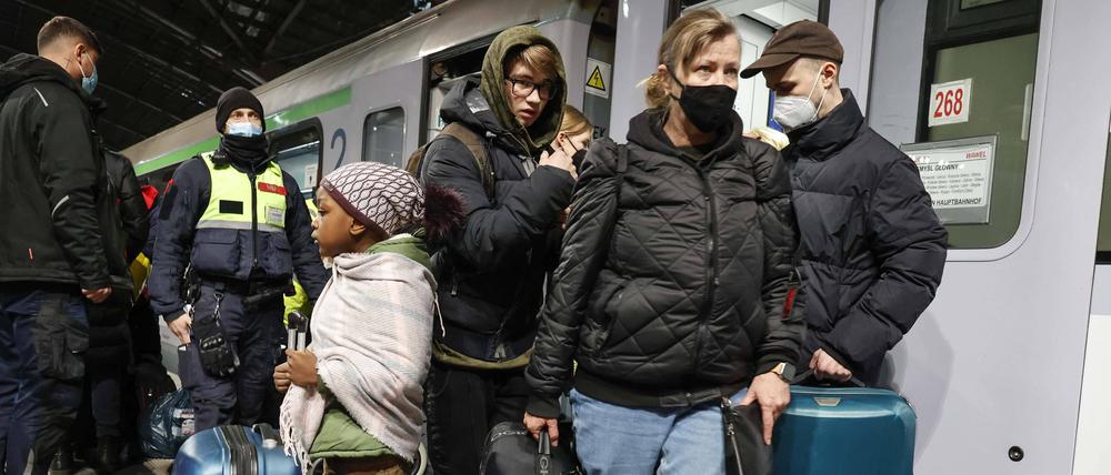 Geflüchtete aus der Ukraine bei ihrer Ankunft am Berliner Hauptbahnhof.
