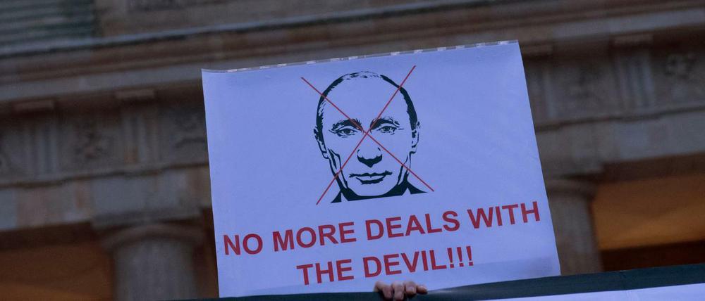 Ein Schild bei der Solidaritäts-Demonstration für die Ukraine am Brandenburger Tor.