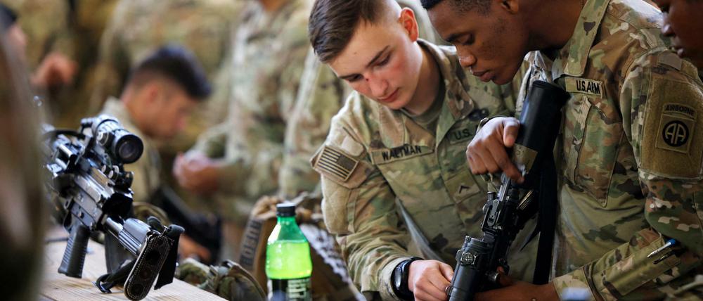 US-Soldaten inspizieren Waffen, bevor sie nach Europa transportiert werden. 