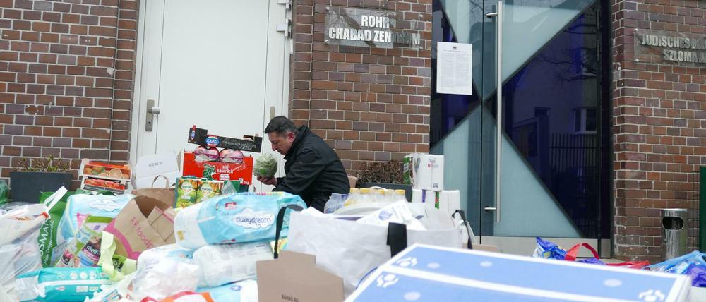 Vor dem jüdischen Gemeindezentrum Rohr Chabad in Wilmersdorf stapeln sich die Spenden.