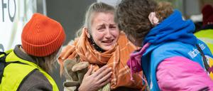 Zwei Helferinnen kümmern sich im Hauptbahnhof um eine weinende Frau, die aus der Ukraine geflohen ist. 