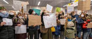 Hunderte Berliner und Berlinerinnen stellen ukrainischen Geflüchteten private Unterkünfte zur Verfügung.