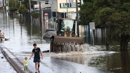 Überschwemmte Straße im australischen Bundesstaat New South Wales.