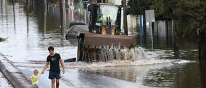 Überschwemmte Straße im australischen Bundesstaat New South Wales.