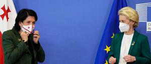 Ursula von der Leyen (rechts), Präsidentin der Europäischen Kommission, und Salome Surabitschwili, Präsidentin von Georgien