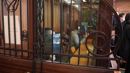 Zwei Brüder sitzen wegen der Tötung ihrer 34 Jahre alten Schwester auf der Anklagebank des Kriminalgerichts Moabit.