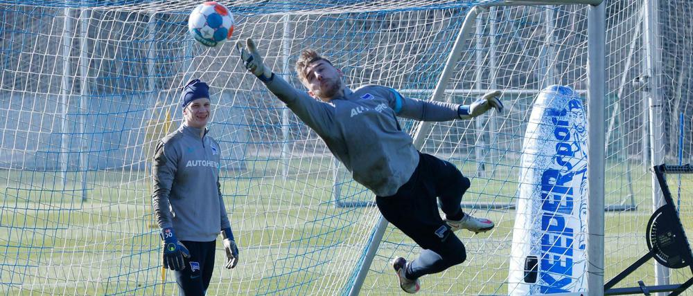 Schöner fliegen. Marcel Lotka (vorn) könnte auch gegen Frankfurt wieder im Tor von Hertha BSC stehen. Obwohl die eigentliche Nummer zwei, Oliver Christensen (hinten), wieder fit ist, wäre er bei einem Ausfall von Alexander Schwolow wohl erneut erste Wahl.