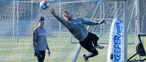 Schöner fliegen. Marcel Lotka (vorn) könnte auch gegen Frankfurt wieder im Tor von Hertha BSC stehen. Obwohl die eigentliche Nummer zwei, Oliver Christensen (hinten), wieder fit ist, wäre er bei einem Ausfall von Alexander Schwolow wohl erneut erste Wahl.