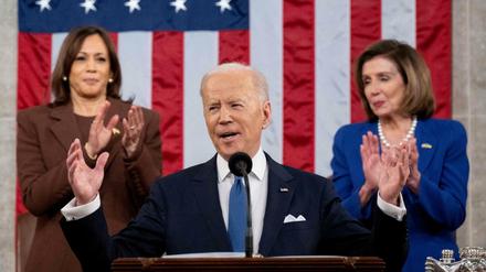 Ohne Maske: Vizepräsidentin Kamala Harris (links) und Madame Speaker des Kongresses Nancy Pelosi applaudieren Präsident Joe Biden bei seiner "State of the Union"-Rede in der Nacht zu Mittwoch. 