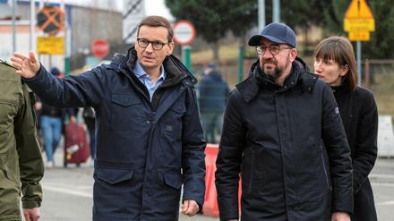 Polens Regierungschef Morawiecki (links) und EU-Ratspräsident Michel bei einem Besuch an der polnisch-ukrainischen Grenze. 