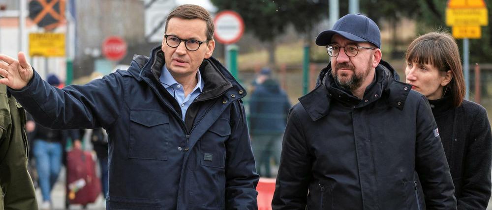 Polens Regierungschef Morawiecki (links) und EU-Ratspräsident Michel bei einem Besuch an der polnisch-ukrainischen Grenze.