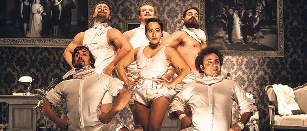 Dekadent. Die Companie Cirque Le Roux mit Lina Romero als Betty. 