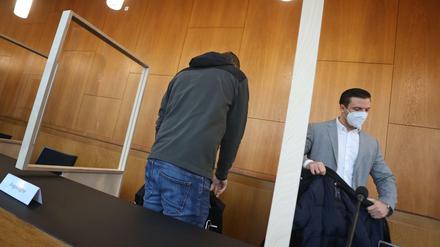 Der Angeklagte (li.) soll nicht dafür gesorgt haben, dass Zuggleise während Bauarbeiten gesperrt wurden. 