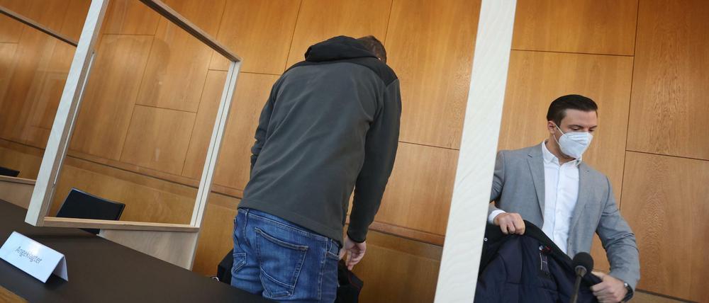 Der Angeklagte (li.) soll nicht dafür gesorgt haben, dass Zuggleise während Bauarbeiten gesperrt wurden.