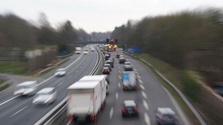 Der Sachschaden des Unfalls wird von der Polizei auf rund 15.000 Euro geschätzt.