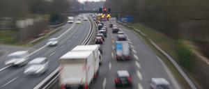 Der Sachschaden des Unfalls wird von der Polizei auf rund 15.000 Euro geschätzt.