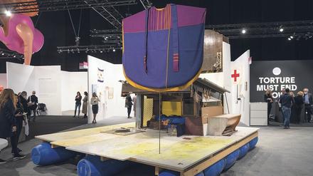 Blick in die Messehallen der artgenève, hier mit Arbeiten von Kai Althoff und Robert Elfgen.