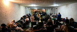 Menschen suchen in einem Bunker in Kiew Schutz.