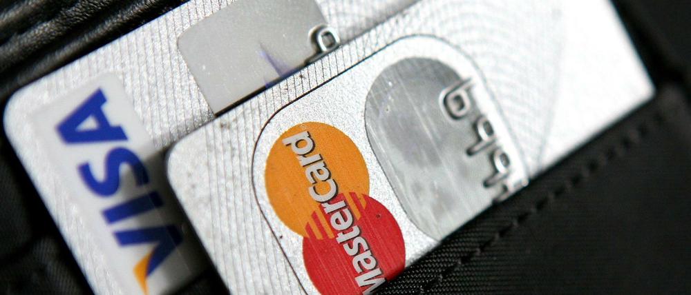 Zwei Kreditkarten von Visa und Mastercard in einer Geldbörse.