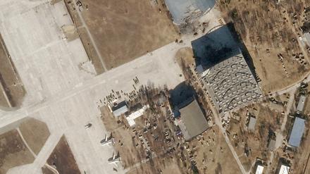 Die am 01.03.2022 von Planet Labs PBC herausgegebene Satellitenaufnahme zeigt ein beschädigtes Gebäude internationalen Fracht- und Werksflughafen Hostomel, etwa 20 Kilometer nordwestlich von Kiew gelegen. Am 07.02.2022 wurde der Bürgermeister der Vorstadt Hostomel getötet.
