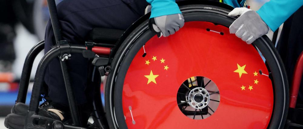 Das chinesische Rollstuhl-Curling-Team bei einem Spiel gegen Schweden.