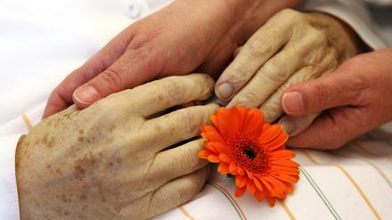 Hand in Hand. Abschied im Hospiz.