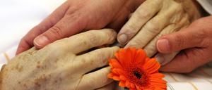 Hand in Hand. Abschied im Hospiz.