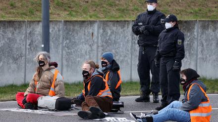 Protest vor dem Flughafen BER, 23. Februar.