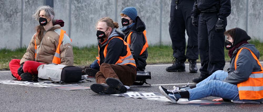 Protest vor dem Flughafen BER, 23. Februar.