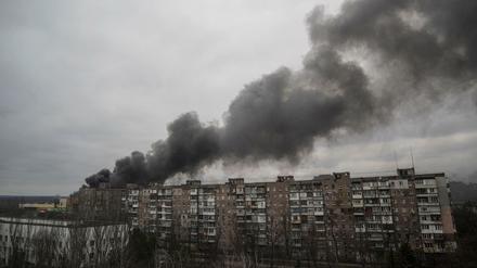 Rauch steigt auf nach dem Beschuss durch russische Streitkräfte in Mariupol