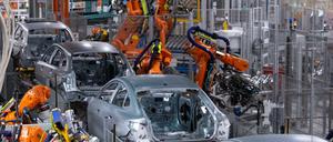 In manchen deutschen Autofabriken stehen die Bänder wegen fehlender Bausteile still. 
